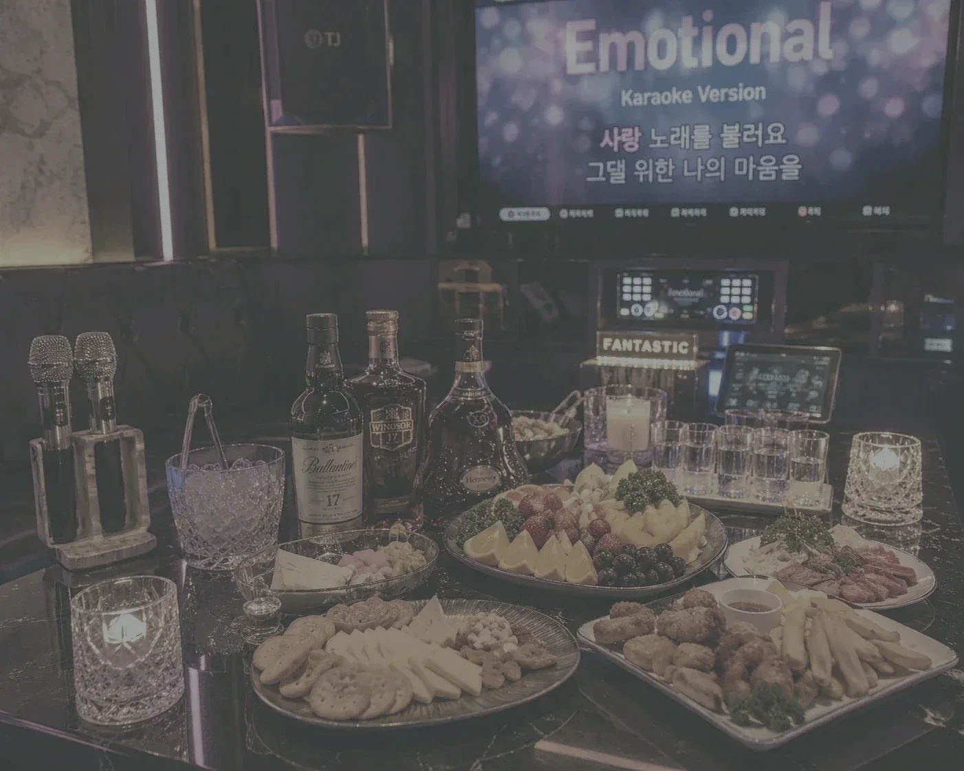 본동노래방 룸 테이블과 모임 분위기 이미지