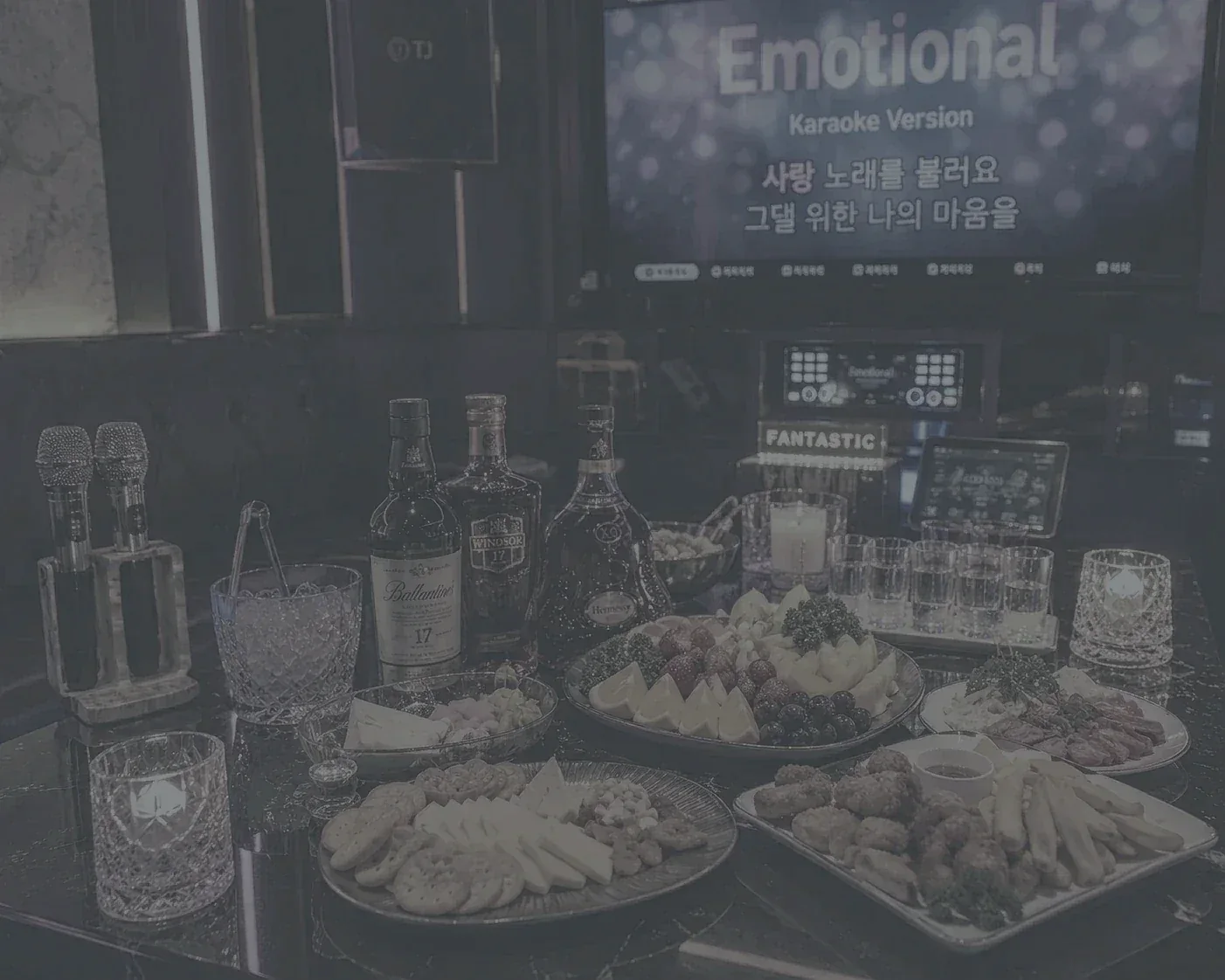 당산노래방 룸 테이블과 모임 분위기 이미지
