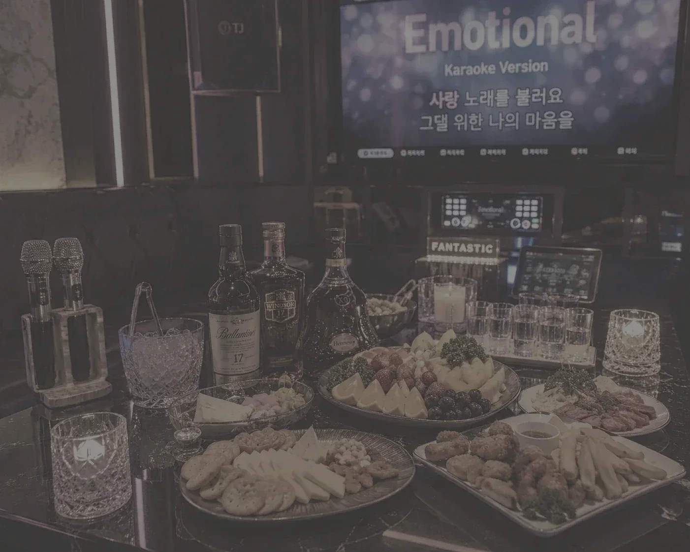 문래노래방 룸 테이블과 모임 분위기 이미지