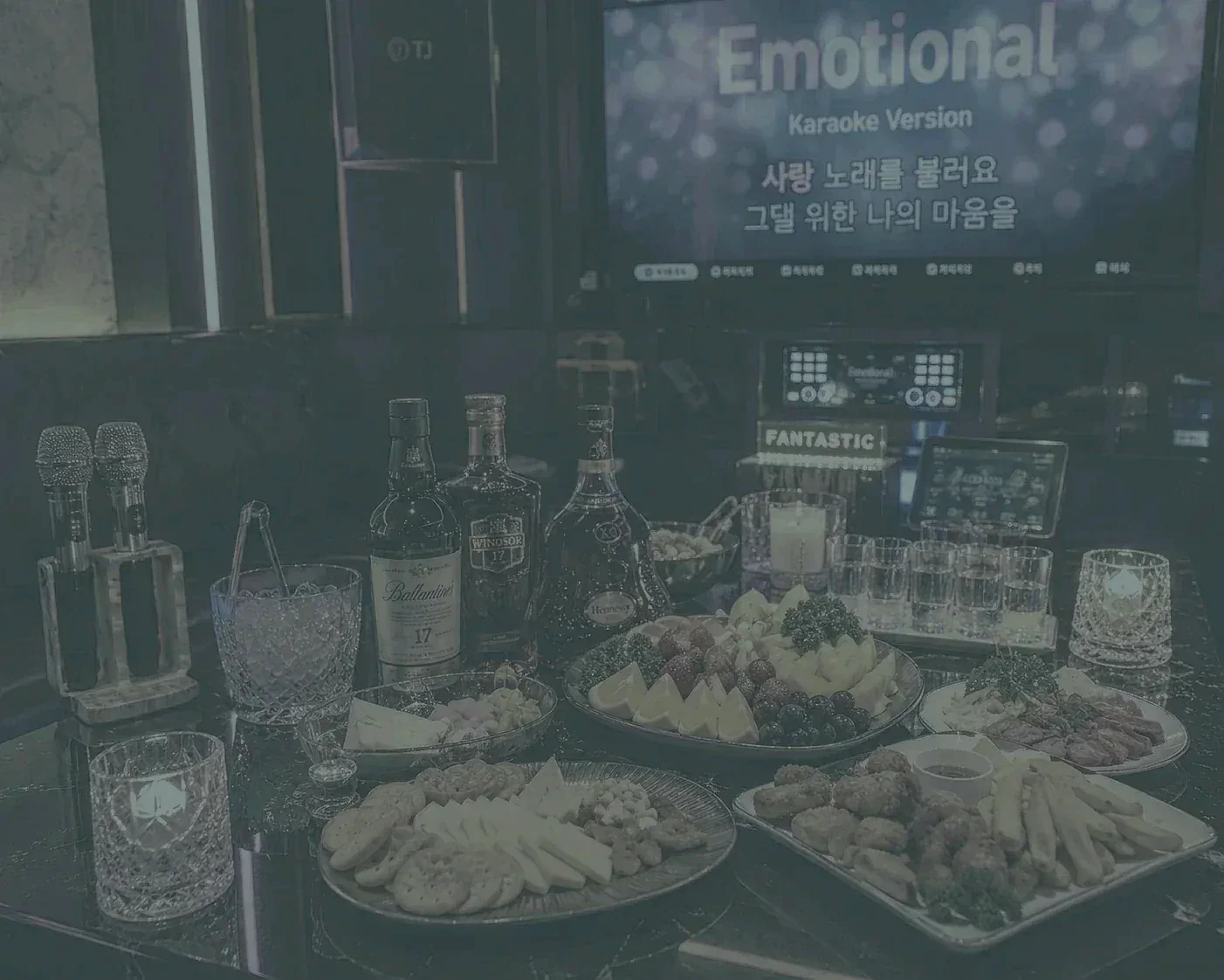 신길노래방 룸 테이블과 모임 분위기 이미지